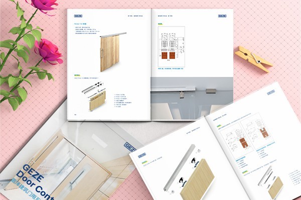 裝訂口作為軸對稱元素，如何影響畫冊排版的布局設計？